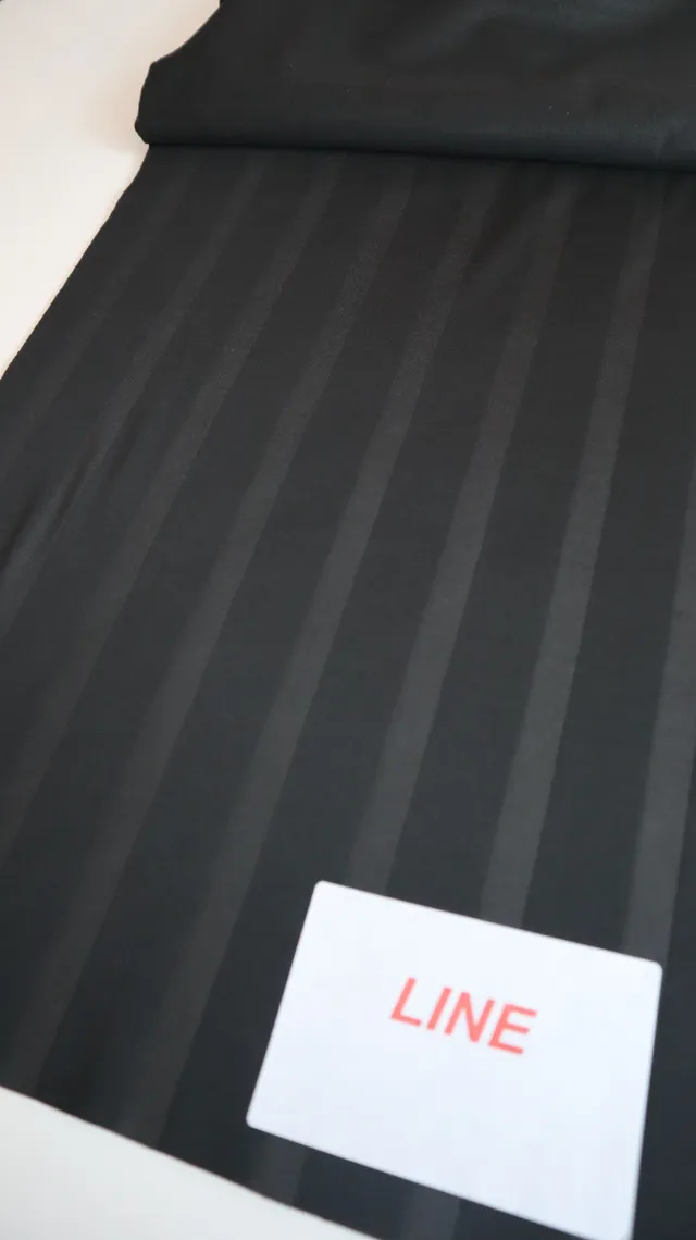 Frequency print on performance sportswear fabric, tonal pattern knitted into the surface — 11