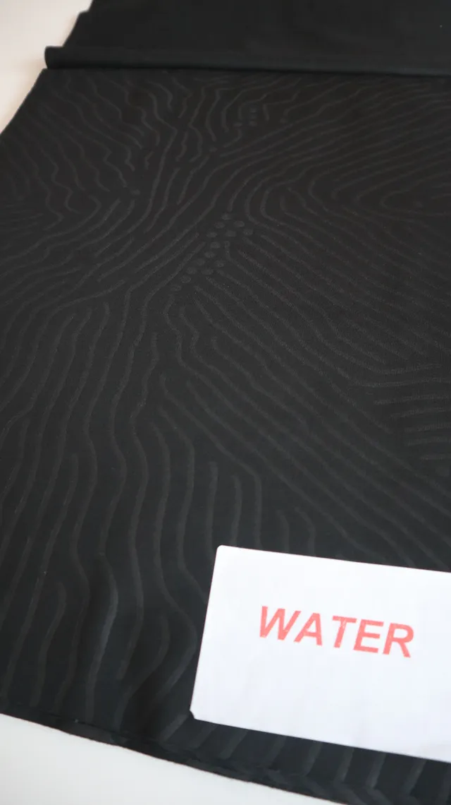 Frequency print on performance sportswear fabric, tonal pattern knitted into the surface — 2