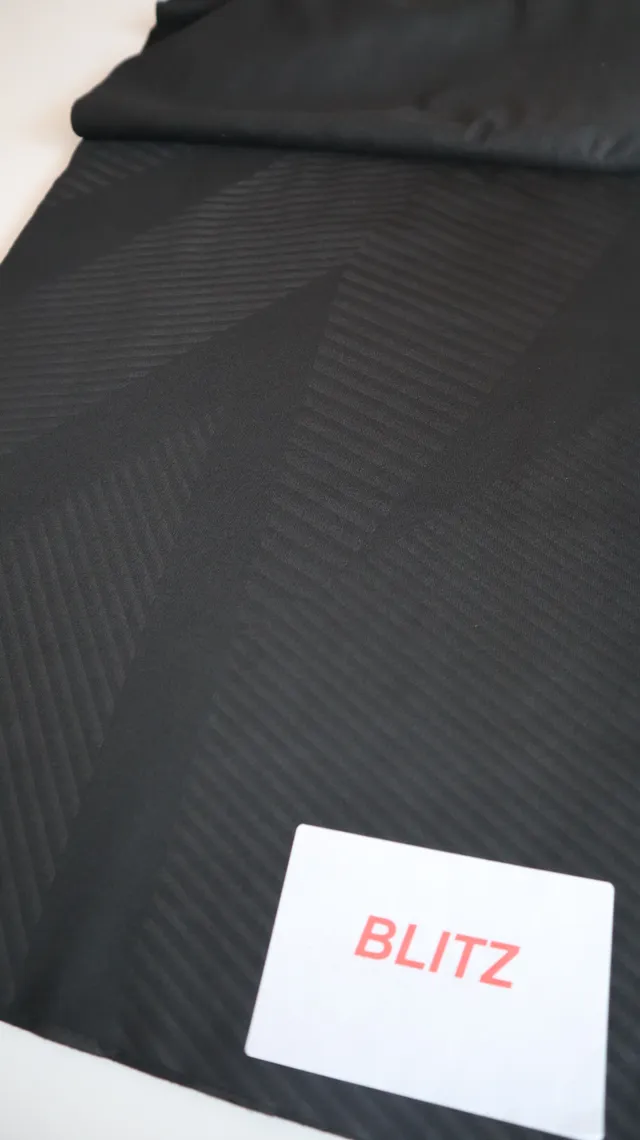 Frequency print on performance sportswear fabric, tonal pattern knitted into the surface — 4