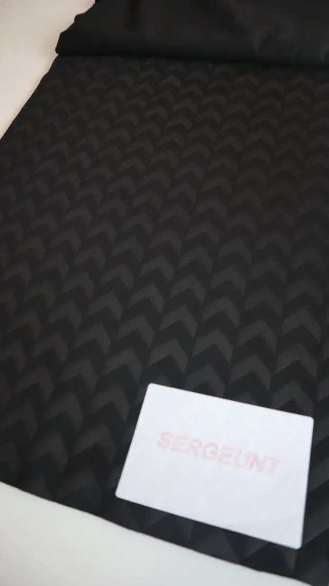 Frequency print on performance sportswear fabric, tonal pattern knitted into the surface — 5